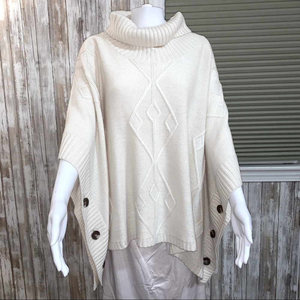 Simply Noelle🍀Irish-looking Cream poncho w/ brown buttons.Knit turtleneck.L/XL
